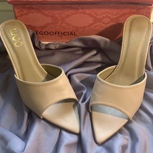 Nude pointed peep toe low heel